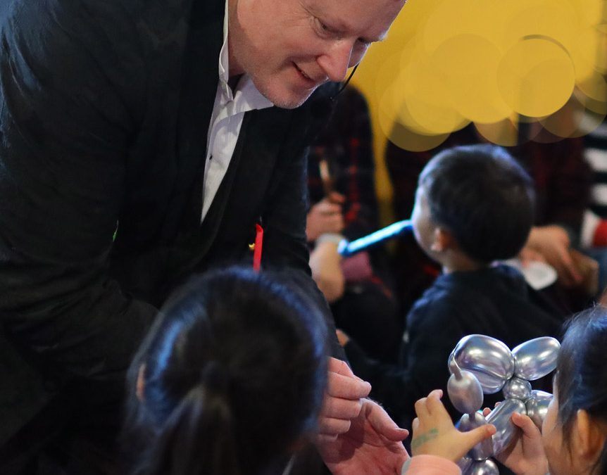 Jimmy Marvel making colourful balloon creations